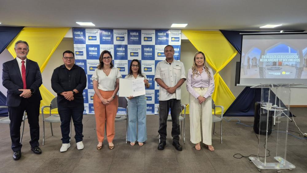 Capa da notícia: Dirigentes de 15 instituições do DF recebem o Certificado de Regularidade de Documentos